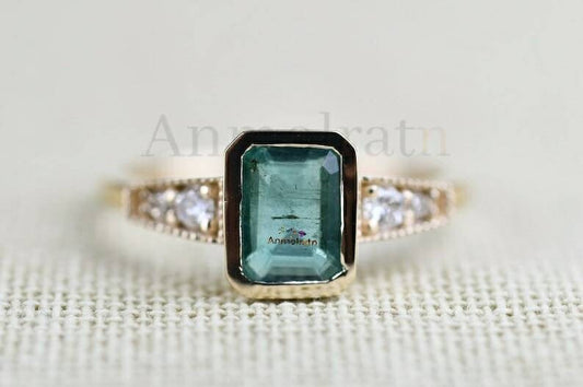Vintage Emerald Ring With Diamond, 14k Emerald Cut Cluster Ring, Antique Emerald Bezel Set Dainty Ring Gift For Her, Bezel Set Emerald ring